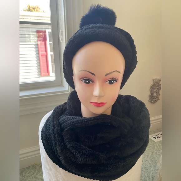 UGG Black Hat & Infinity Scarf Set - Picture 2 of 2